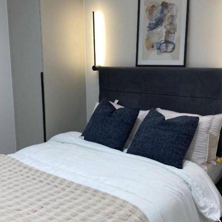 Modern 1-Bed Apartment In Buckinghamshire With Free Wifi, Parking & Garden High Wycombe Dış mekan fotoğraf