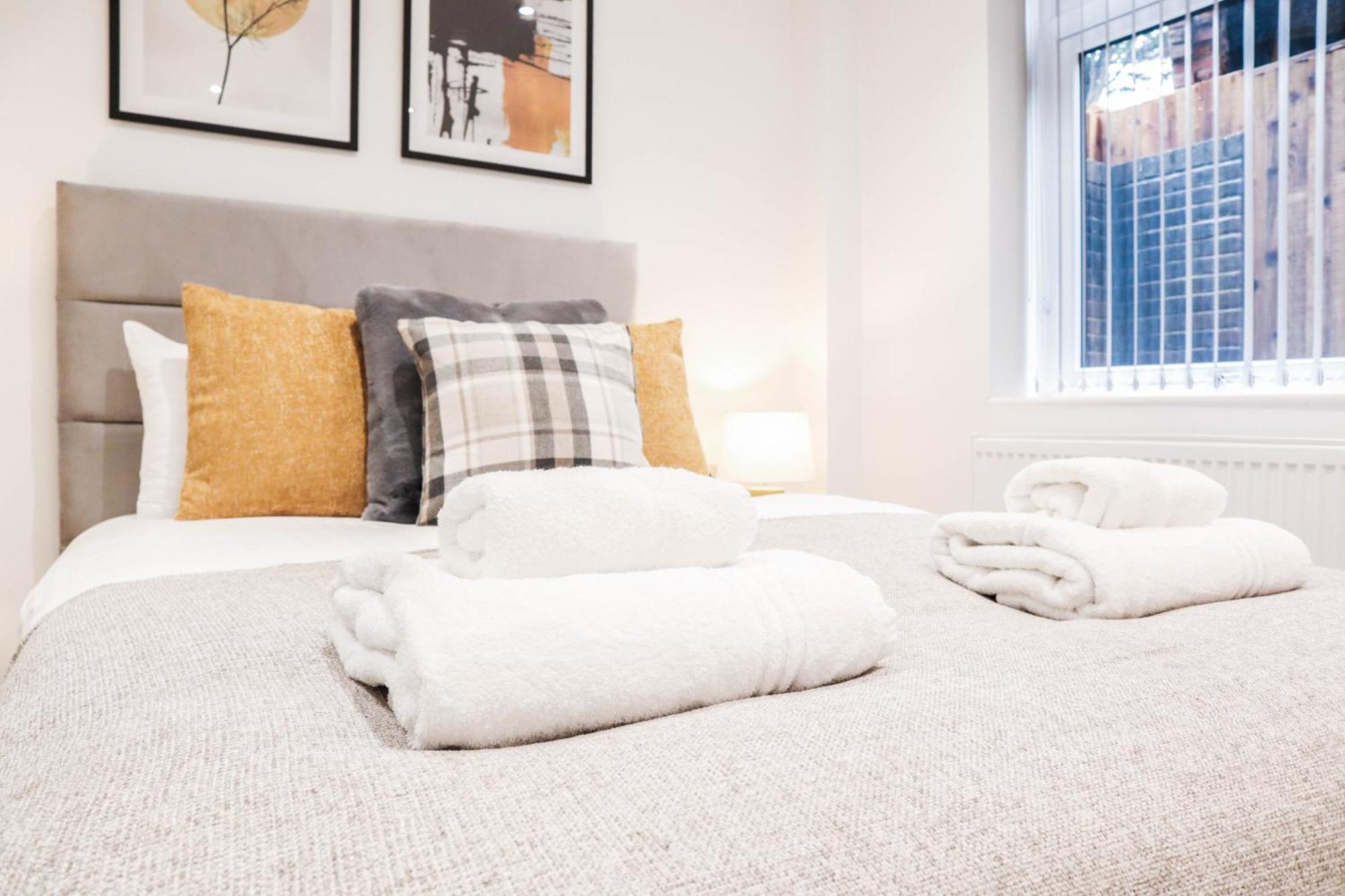 Modern 1-Bed Apartment In Buckinghamshire With Free Wifi, Parking & Garden High Wycombe Dış mekan fotoğraf