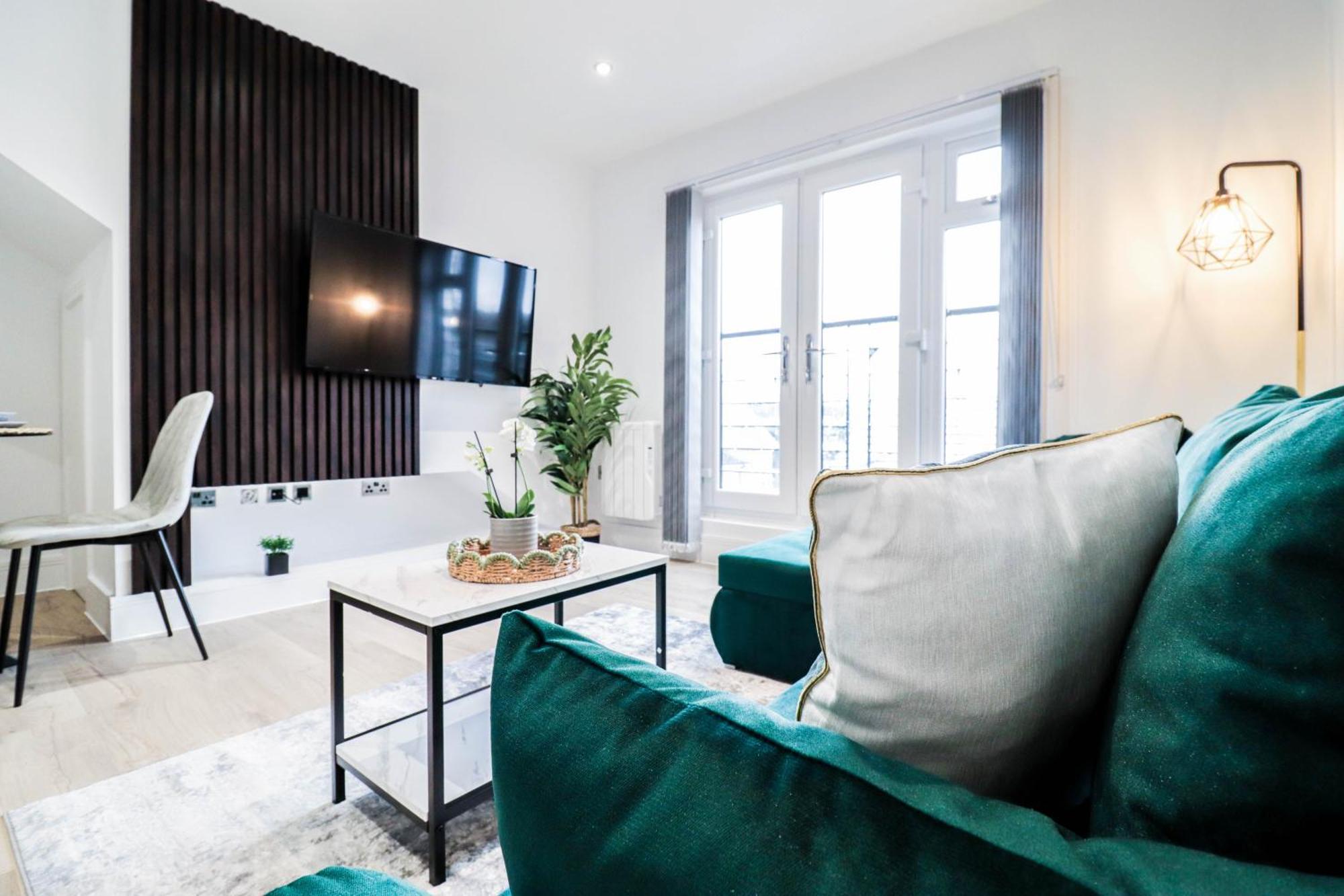 Modern 1-Bed Apartment In Buckinghamshire With Free Wifi, Parking & Garden High Wycombe Dış mekan fotoğraf