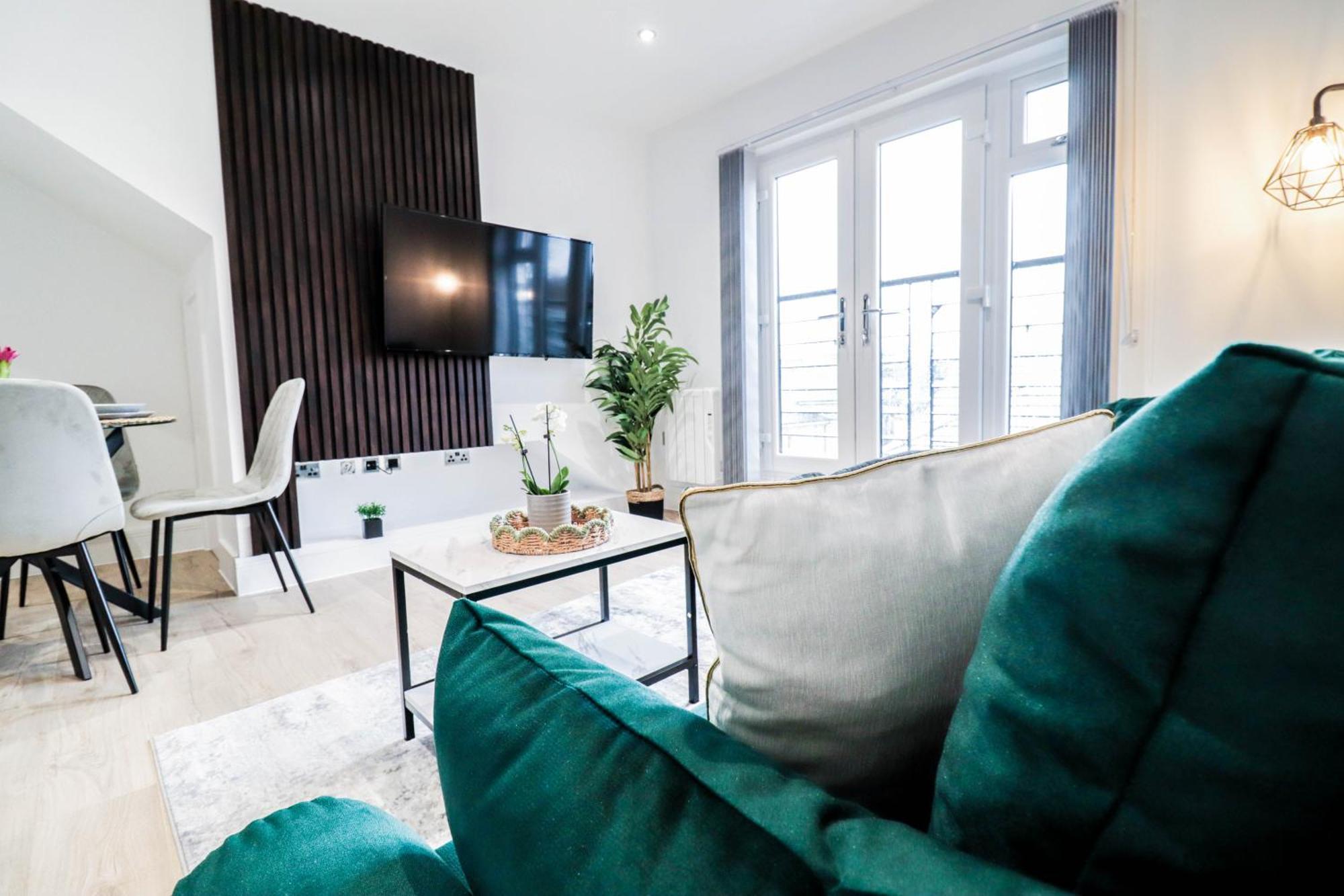 Modern 1-Bed Apartment In Buckinghamshire With Free Wifi, Parking & Garden High Wycombe Dış mekan fotoğraf