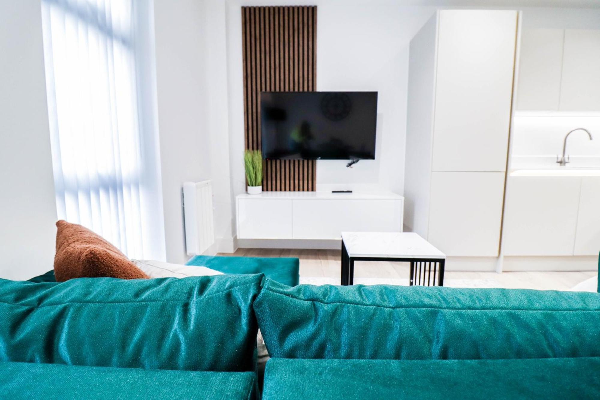Modern 1-Bed Apartment In Buckinghamshire With Free Wifi, Parking & Garden High Wycombe Dış mekan fotoğraf
