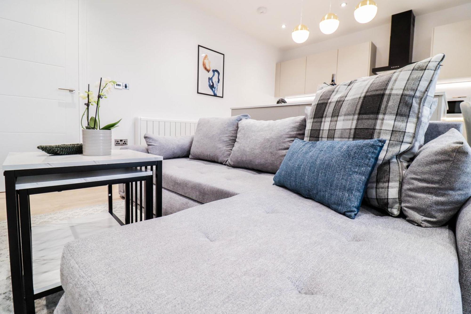 Modern 1-Bed Apartment In Buckinghamshire With Free Wifi, Parking & Garden High Wycombe Dış mekan fotoğraf